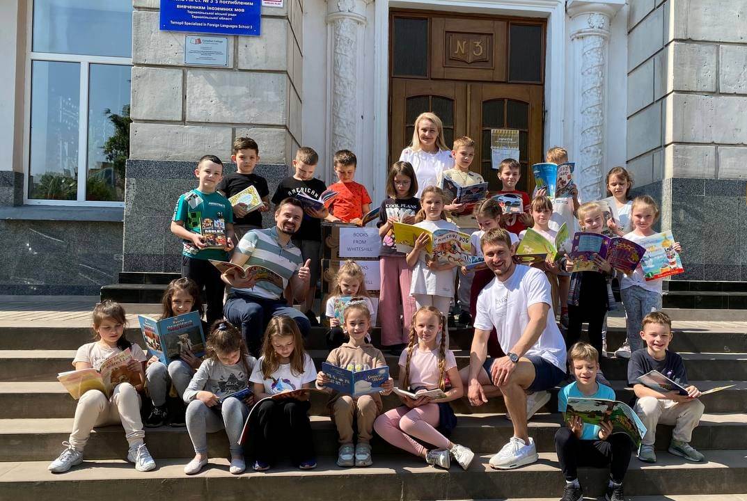 Разом із вдячними учнями та директоркою спеціалізованої школи №3 з поглибленим вивченням іноземних мов